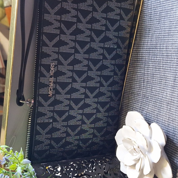 MICHAEL KORS JET SET WRISTLET🥰 - Picture 1 of 12